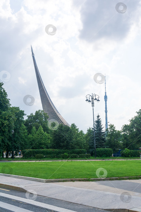Скачать вид на памятник покорителям космоса и Останкинскую телебашню в Москве фотосток Ozero