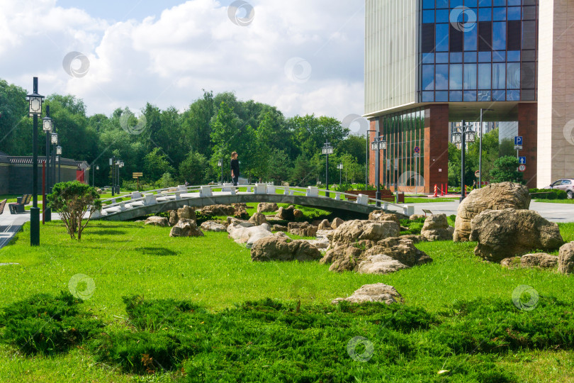 Скачать Мост Юйи между бизнес-центром Huaming и Китайским садом фотосток Ozero