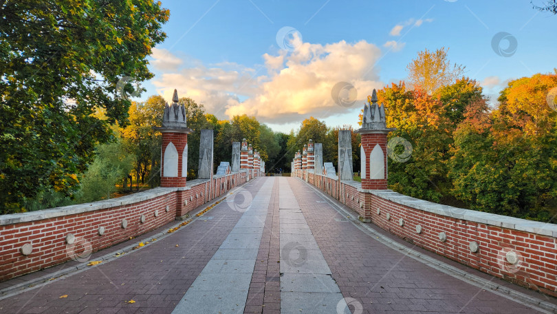 Скачать Осень в парке Царицыно. Вид на Большой мост фотосток Ozero