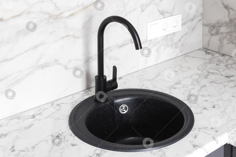 Скачать кухонный смеситель на стильной металлической раковине фотосток Ozero