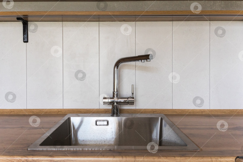 Скачать кухонный смеситель на стильной металлической раковине фотосток Ozero