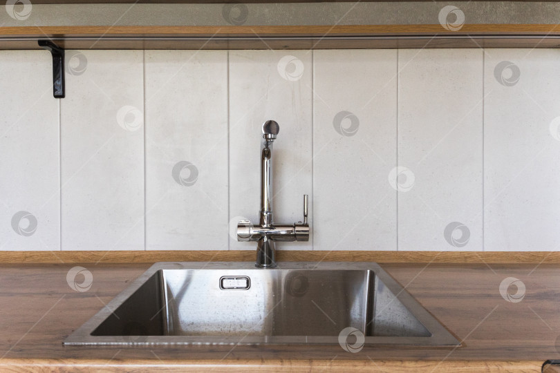 Скачать кухонный смеситель на стильной металлической раковине фотосток Ozero