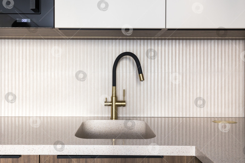 Скачать кухонный смеситель на стильной металлической раковине фотосток Ozero