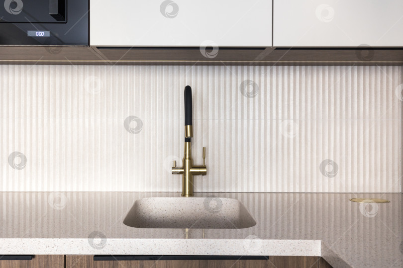 Скачать кухонный смеситель на стильной металлической раковине фотосток Ozero