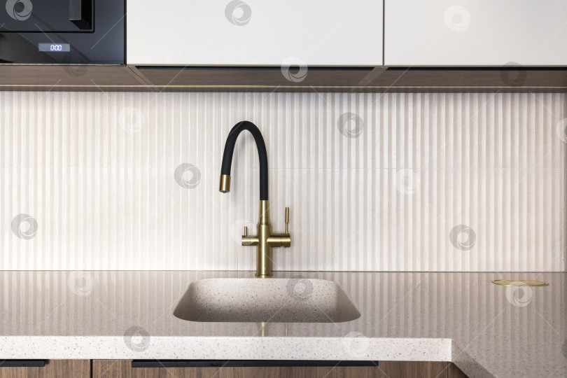 Скачать кухонный смеситель на стильной металлической раковине фотосток Ozero