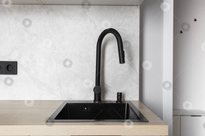 Скачать кухонный смеситель на стильной металлической раковине фотосток Ozero