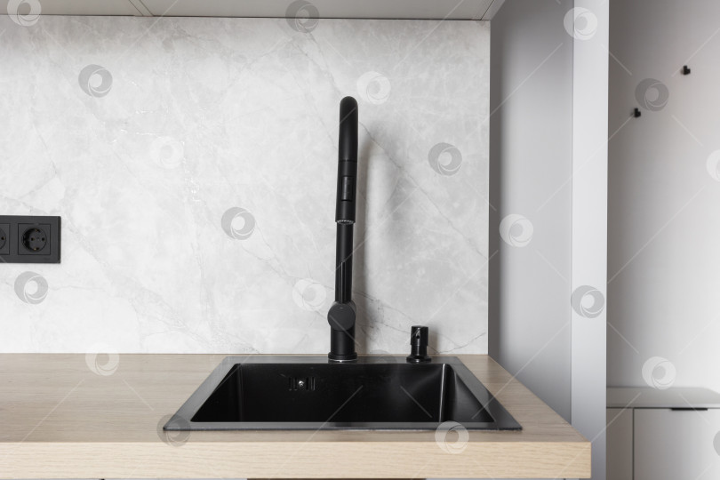 Скачать кухонный смеситель на стильной металлической раковине фотосток Ozero