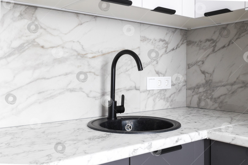 Скачать кухонный смеситель на стильной металлической раковине фотосток Ozero
