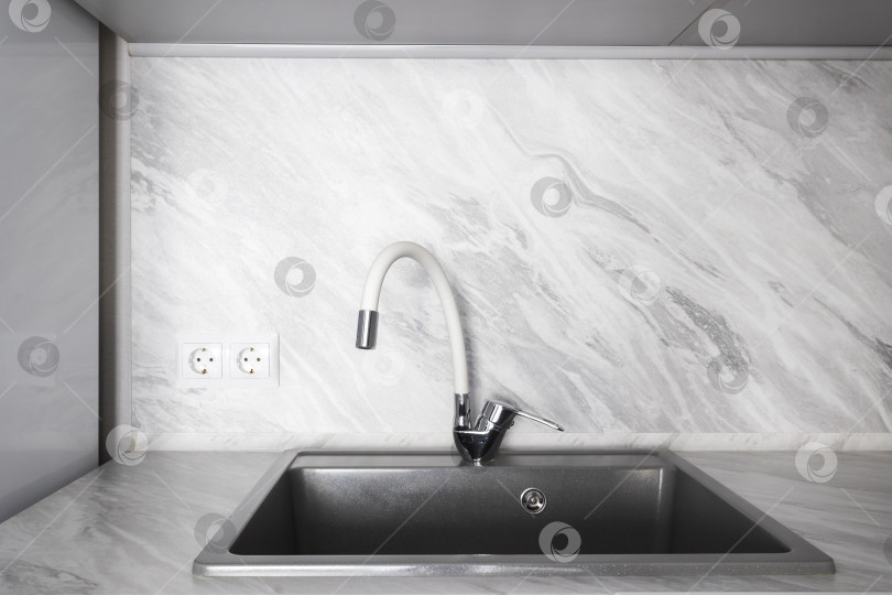 Скачать кухонный смеситель на стильной металлической раковине фотосток Ozero