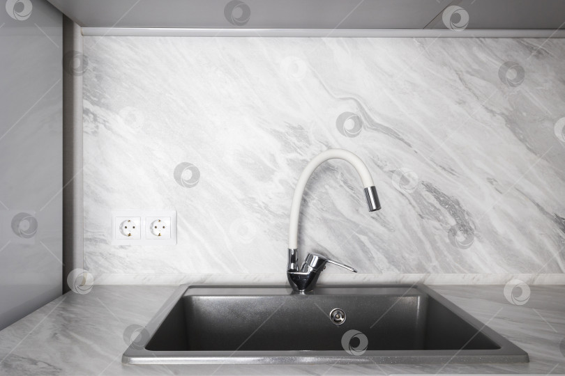 Скачать кухонный смеситель на стильной металлической раковине фотосток Ozero