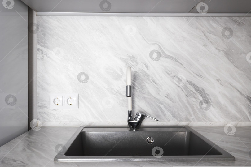 Скачать кухонный смеситель на стильной металлической раковине фотосток Ozero