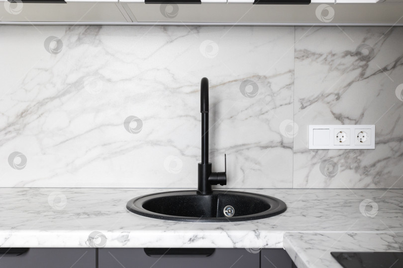 Скачать кухонный смеситель на стильной металлической раковине фотосток Ozero