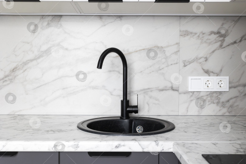 Скачать кухонный смеситель на стильной металлической раковине фотосток Ozero