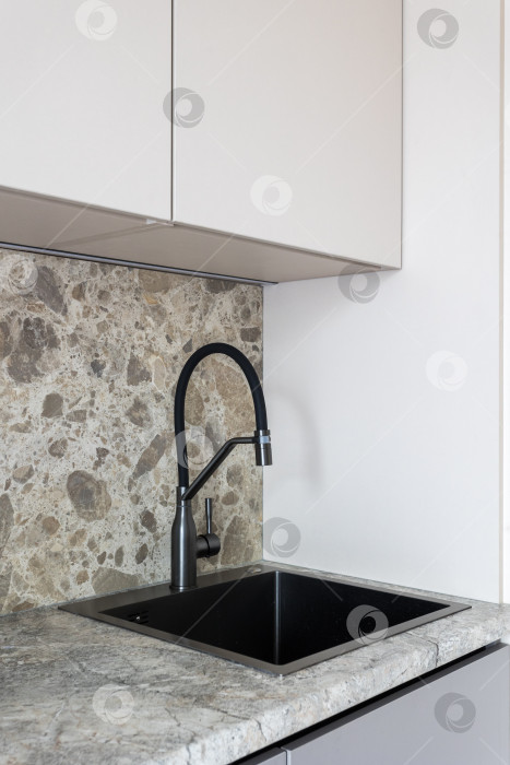 Скачать кухонный смеситель на стильной металлической раковине фотосток Ozero