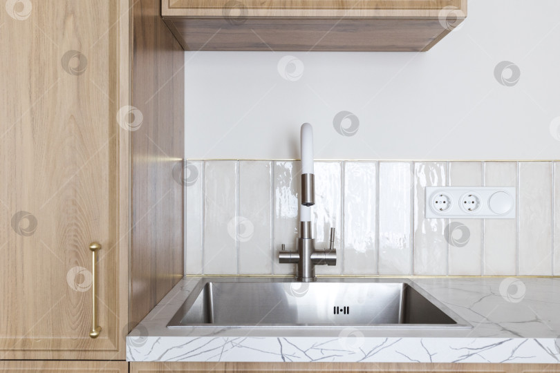 Скачать кухонный смеситель на стильной металлической раковине фотосток Ozero