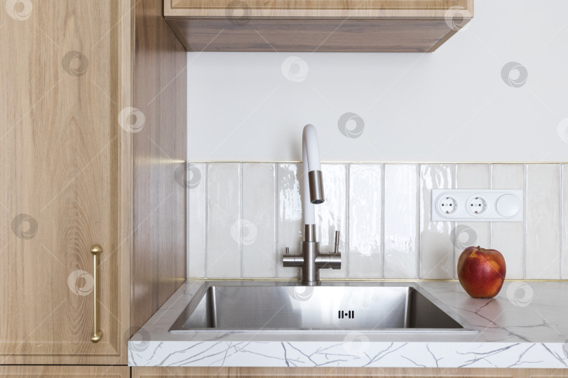 Скачать кухонный смеситель на стильной металлической раковине фотосток Ozero