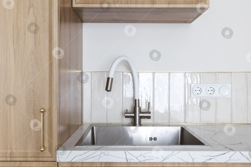 Скачать кухонный смеситель на стильной металлической раковине фотосток Ozero