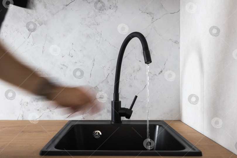 Скачать кухонный смеситель на стильной металлической раковине фотосток Ozero