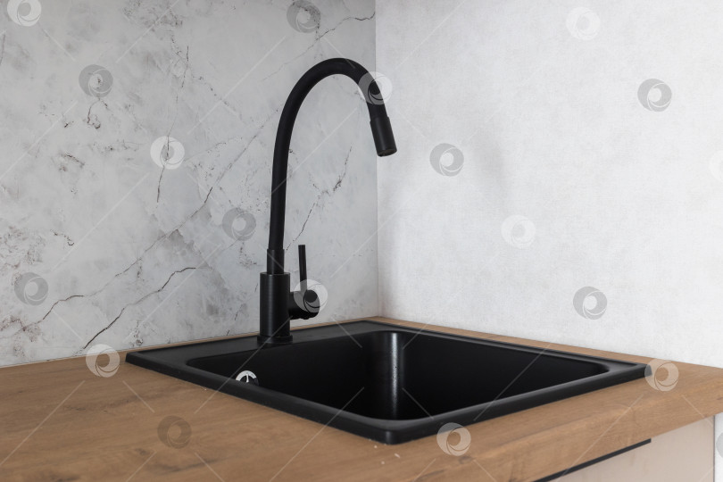 Скачать кухонный смеситель на стильной металлической раковине фотосток Ozero
