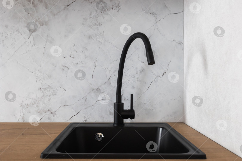 Скачать кухонный смеситель на стильной металлической раковине фотосток Ozero