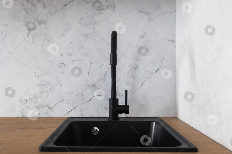 Скачать кухонный смеситель на стильной металлической раковине фотосток Ozero