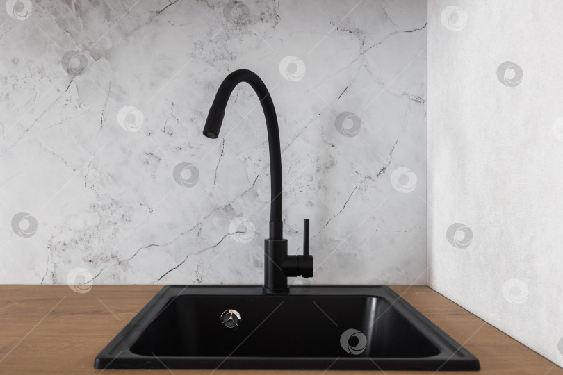 Скачать кухонный смеситель на стильной металлической раковине фотосток Ozero