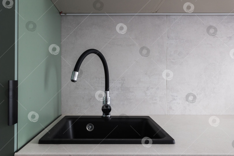 Скачать кухонный смеситель на стильной металлической раковине фотосток Ozero