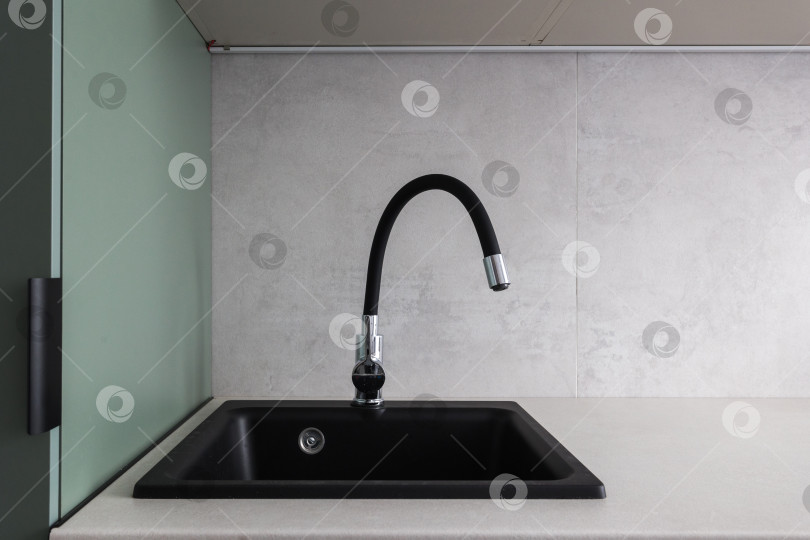 Скачать кухонный смеситель на стильной металлической раковине фотосток Ozero