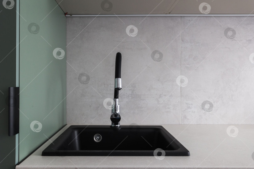 Скачать кухонный смеситель на стильной металлической раковине фотосток Ozero