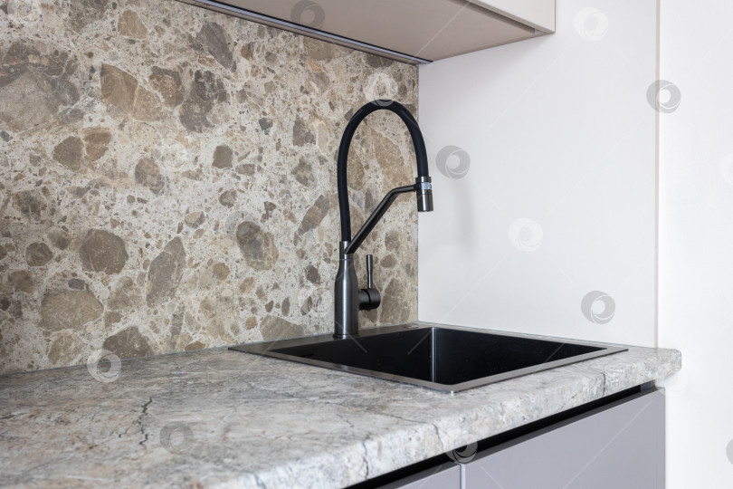 Скачать кухонный смеситель на стильной металлической раковине фотосток Ozero