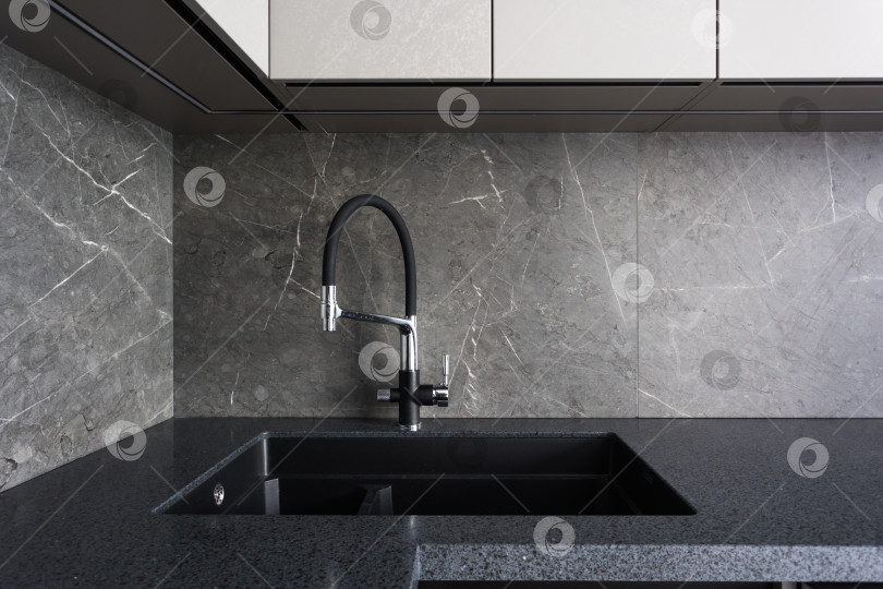 Скачать кухонный смеситель на стильной металлической раковине фотосток Ozero