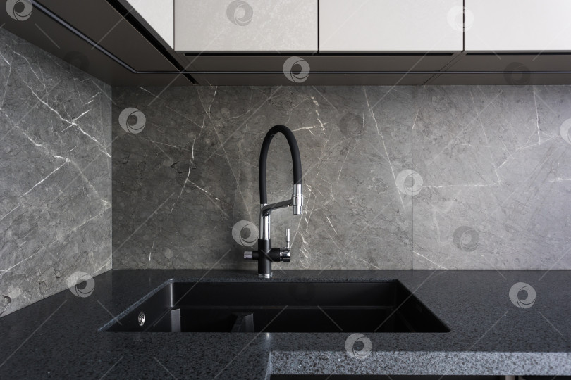 Скачать кухонный смеситель на стильной металлической раковине фотосток Ozero