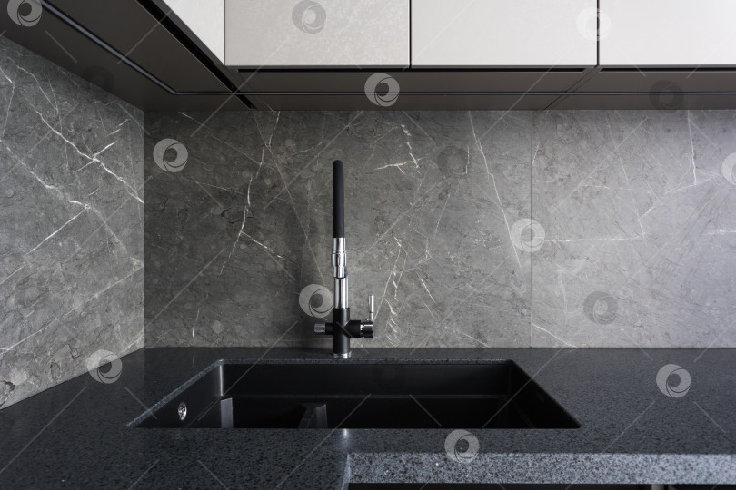 Скачать кухонный смеситель на стильной металлической раковине фотосток Ozero