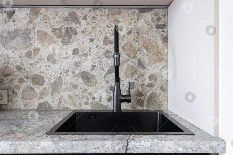 Скачать кухонный смеситель на стильной металлической раковине фотосток Ozero