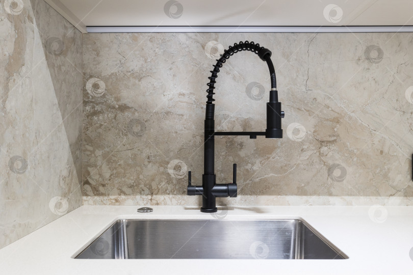 Скачать кухонный смеситель на стильной металлической раковине фотосток Ozero