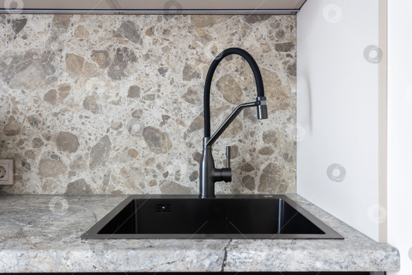 Скачать кухонный смеситель на стильной металлической раковине фотосток Ozero