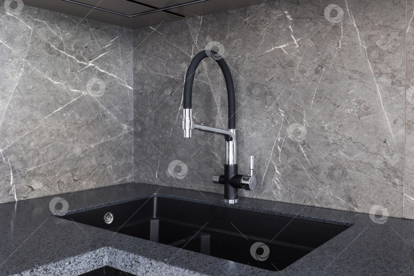 Скачать кухонный смеситель на стильной металлической раковине фотосток Ozero