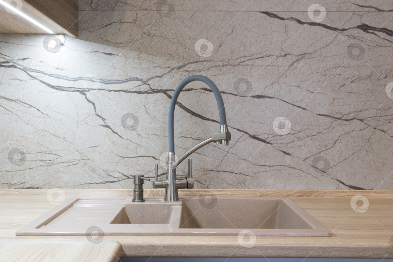 Скачать кухонный смеситель на стильной металлической раковине фотосток Ozero