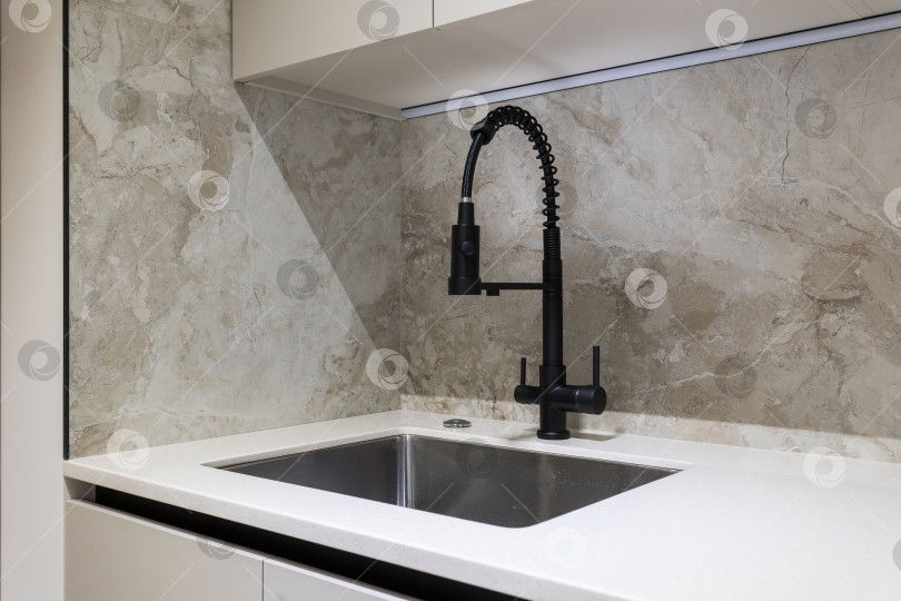 Скачать кухонный смеситель на стильной металлической раковине фотосток Ozero