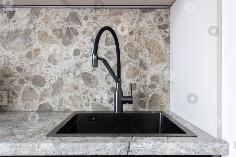 Скачать кухонный смеситель на стильной металлической раковине фотосток Ozero