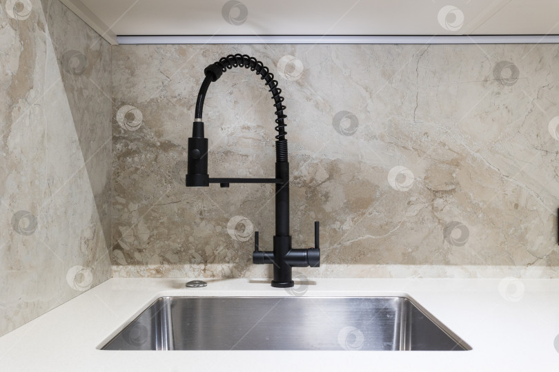 Скачать кухонный смеситель на стильной металлической раковине фотосток Ozero