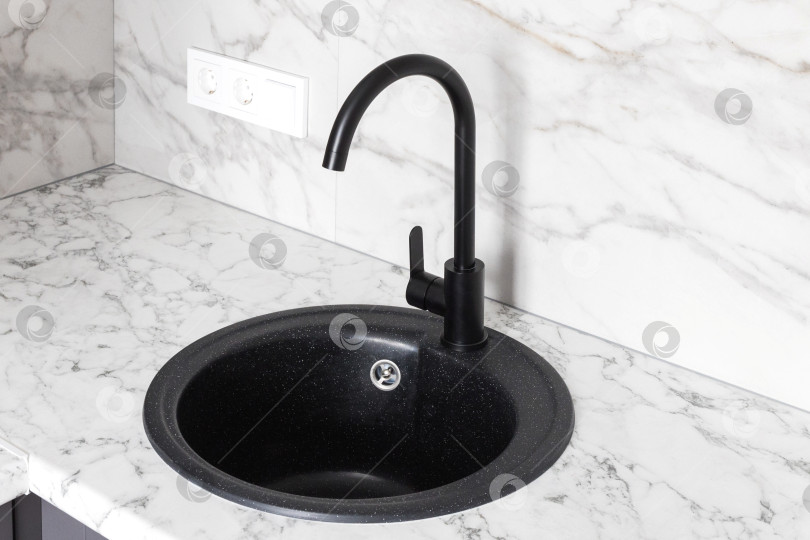 Скачать кухонный смеситель на стильной металлической раковине фотосток Ozero