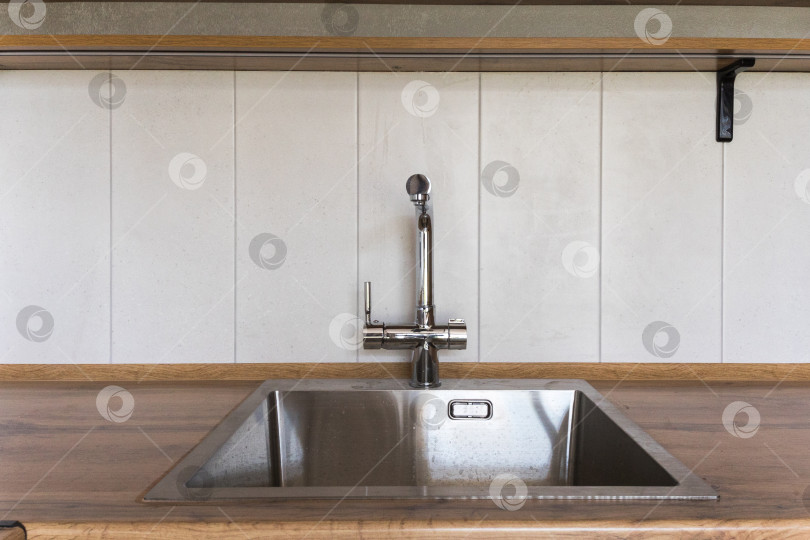 Скачать кухонный смеситель на стильной металлической раковине фотосток Ozero