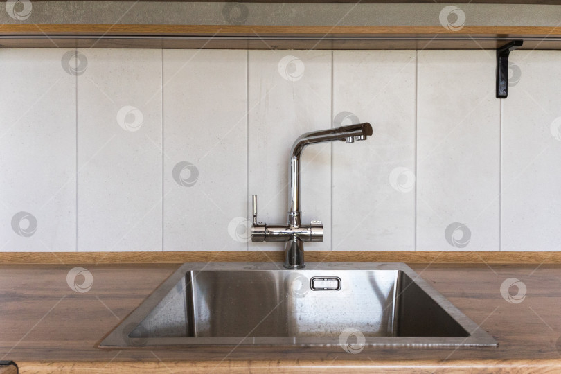 Скачать кухонный смеситель на стильной металлической раковине фотосток Ozero