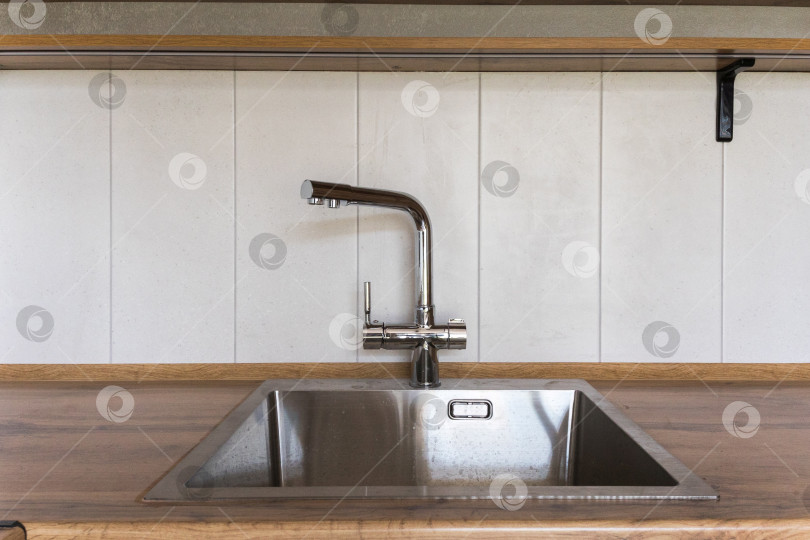 Скачать кухонный смеситель на стильной металлической раковине фотосток Ozero