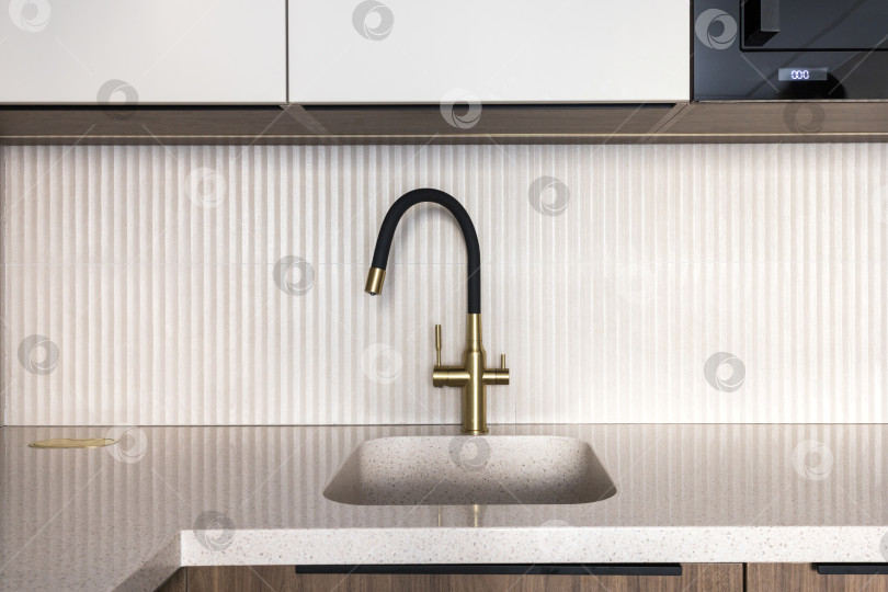 Скачать кухонный смеситель на стильной металлической раковине фотосток Ozero