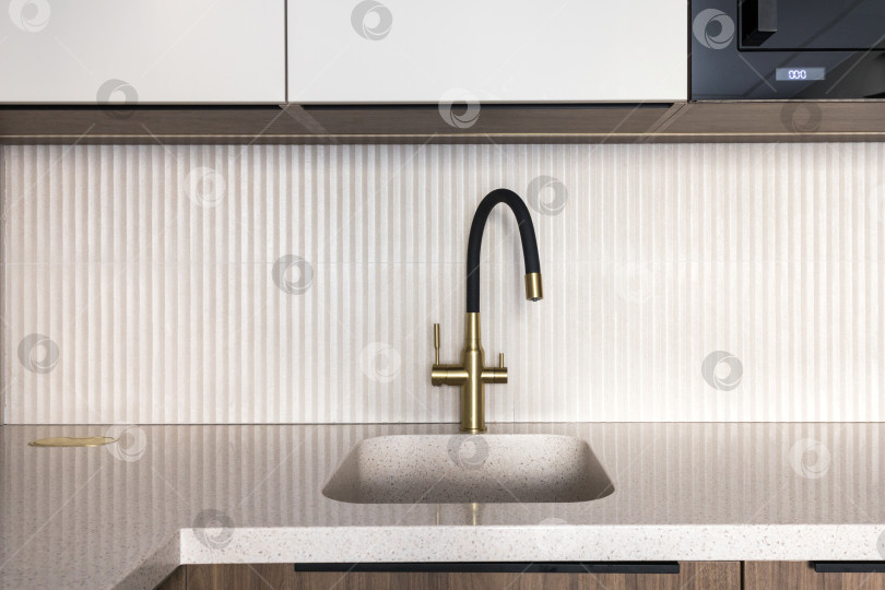 Скачать кухонный смеситель на стильной металлической раковине фотосток Ozero