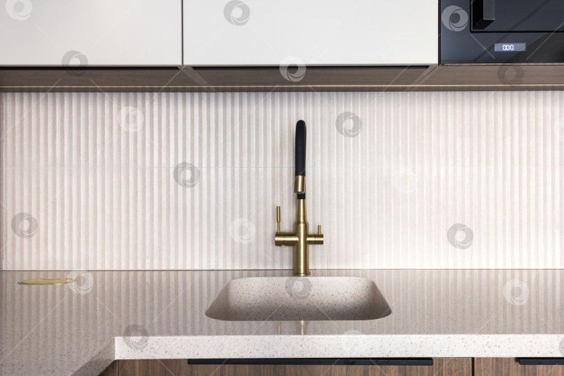 Скачать кухонный смеситель на стильной металлической раковине фотосток Ozero