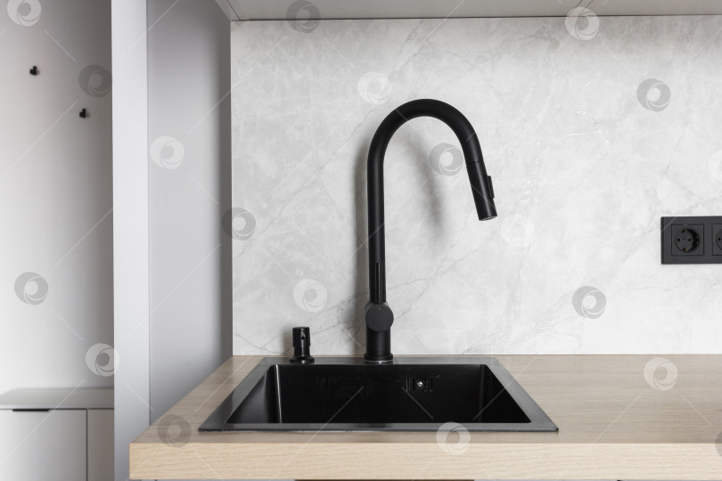 Скачать кухонный смеситель на стильной металлической раковине фотосток Ozero