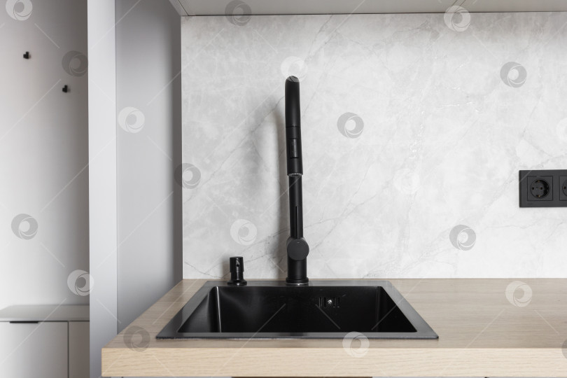 Скачать кухонный смеситель на стильной металлической раковине фотосток Ozero